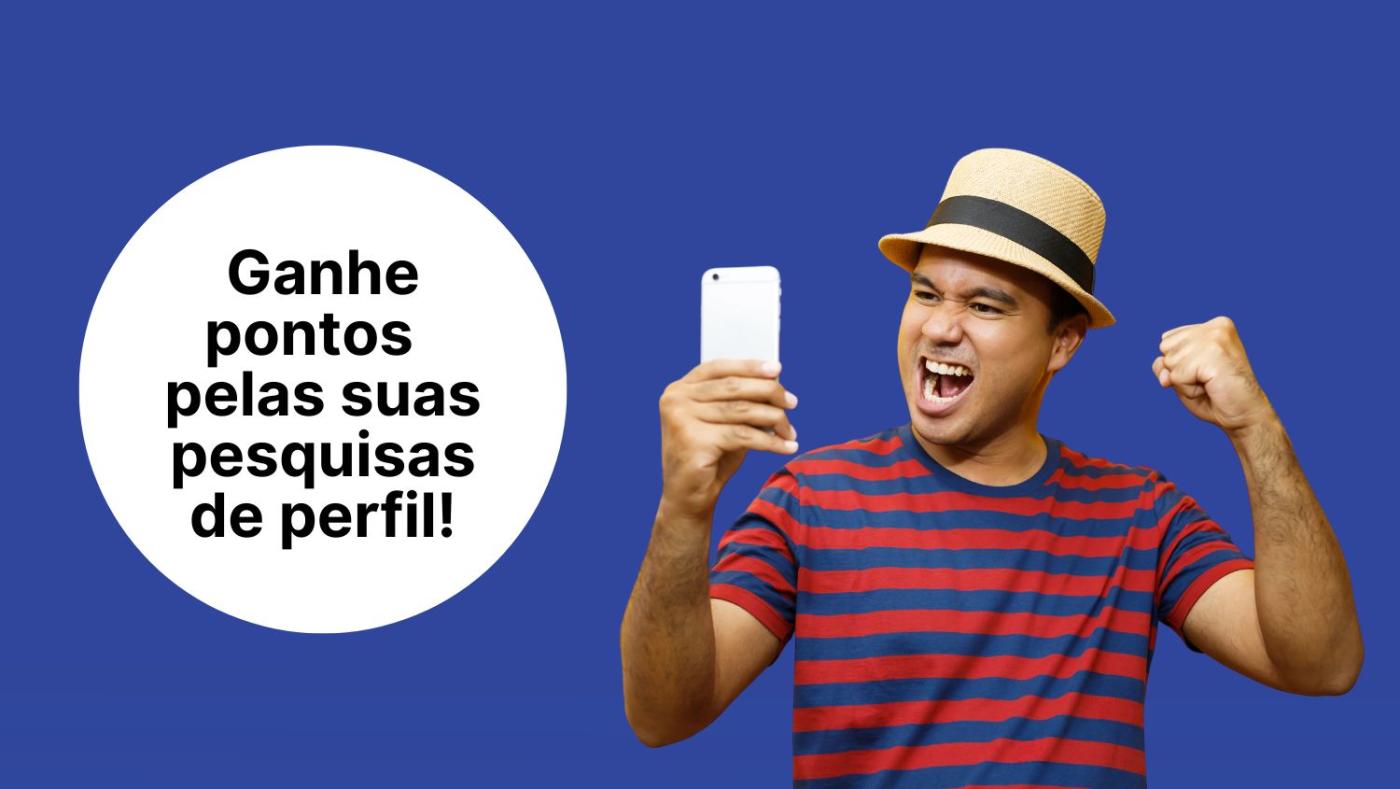 Imagem de um homem olhando o telephone com expressão de alegria e emoção.