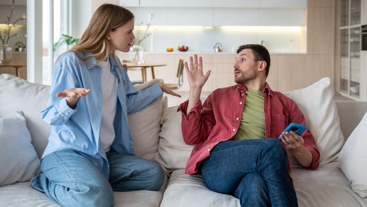 Imagen de una pareja discutiendo en el sofá