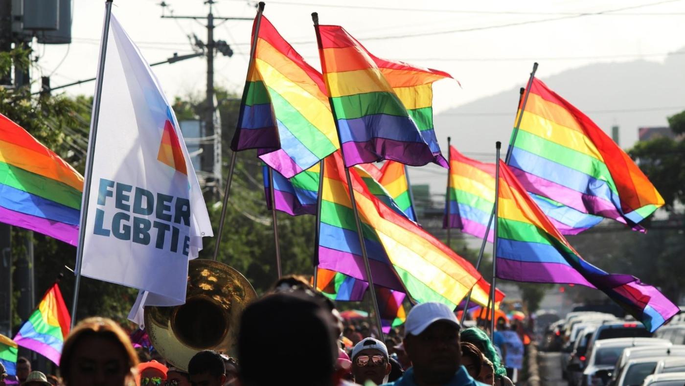 Imagen de personas con banderas del orgullo en una marcha por los derechos de la comunidad LGBT