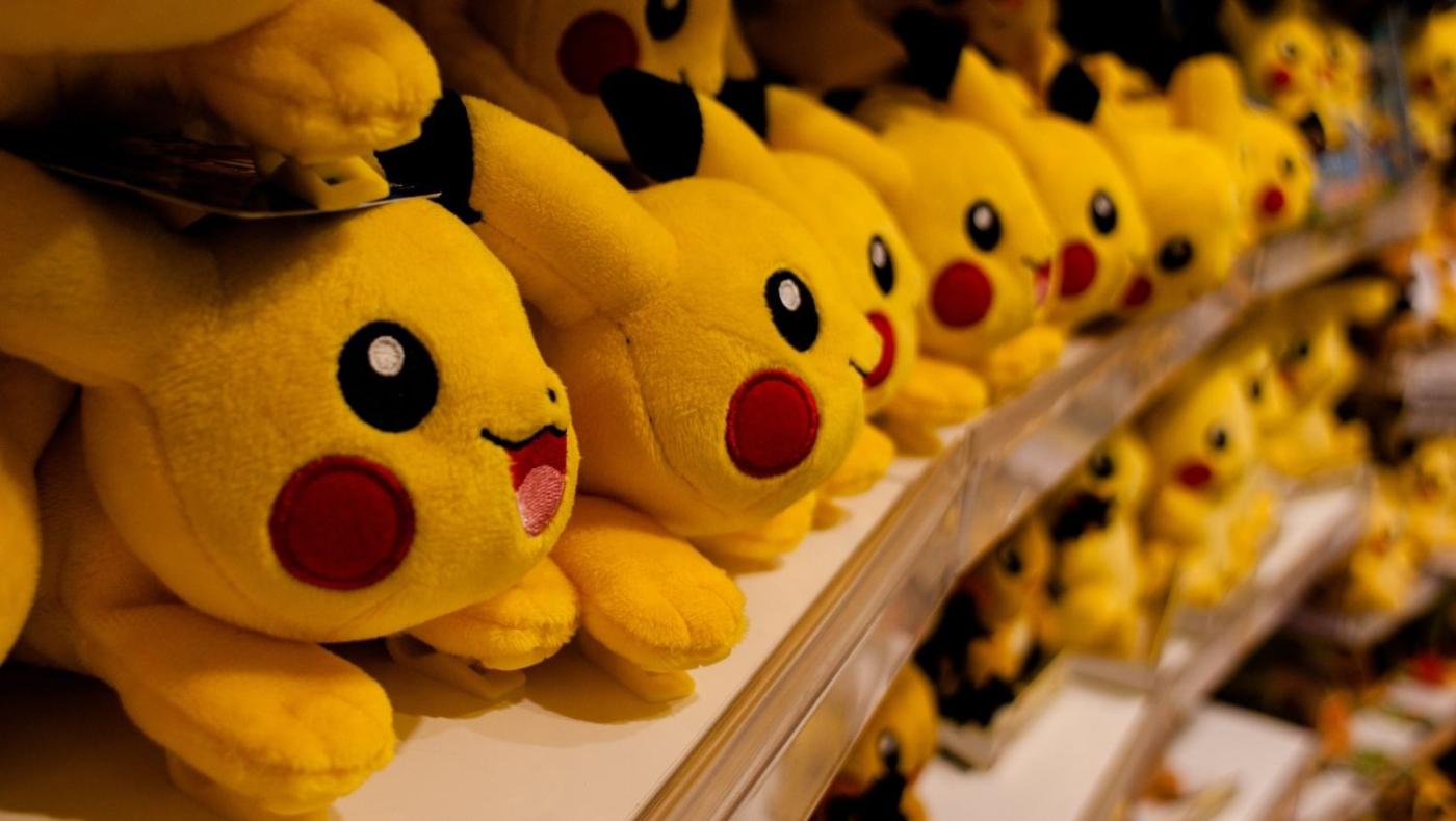 Peluches de Pikachu de la franquicia Pokémon en la estantería de una tienda. 