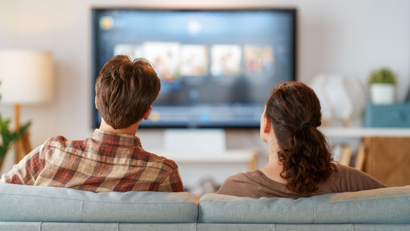 Imagen de espectadores disfrutando de servicios de streaming en América Latina.