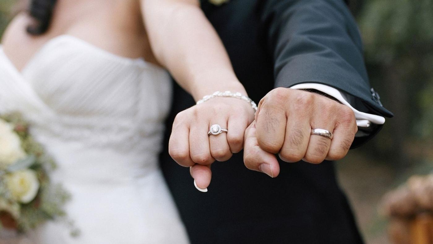 Matrimonio vs. vida de soltero: ¿un anillo realmente ayuda?