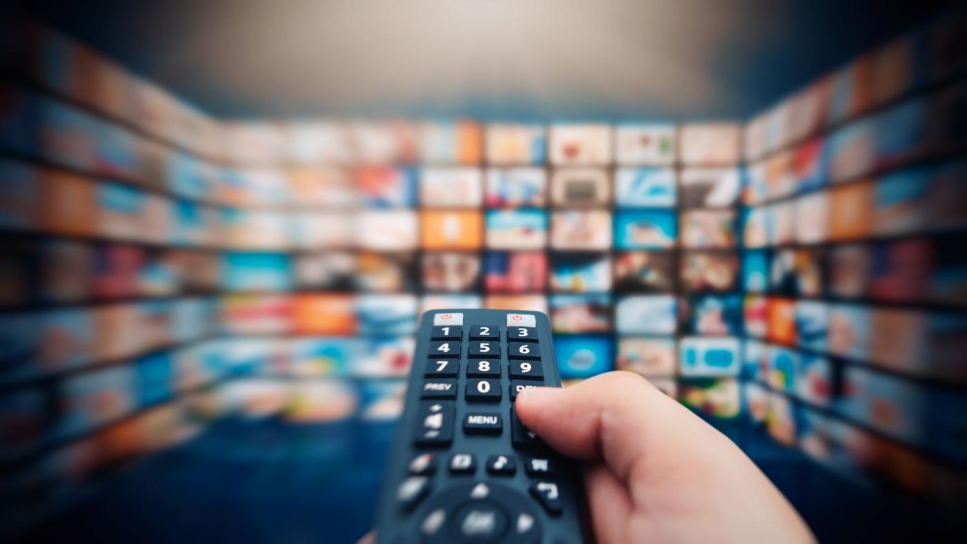 Persona eligiendo qué ver en streaming.