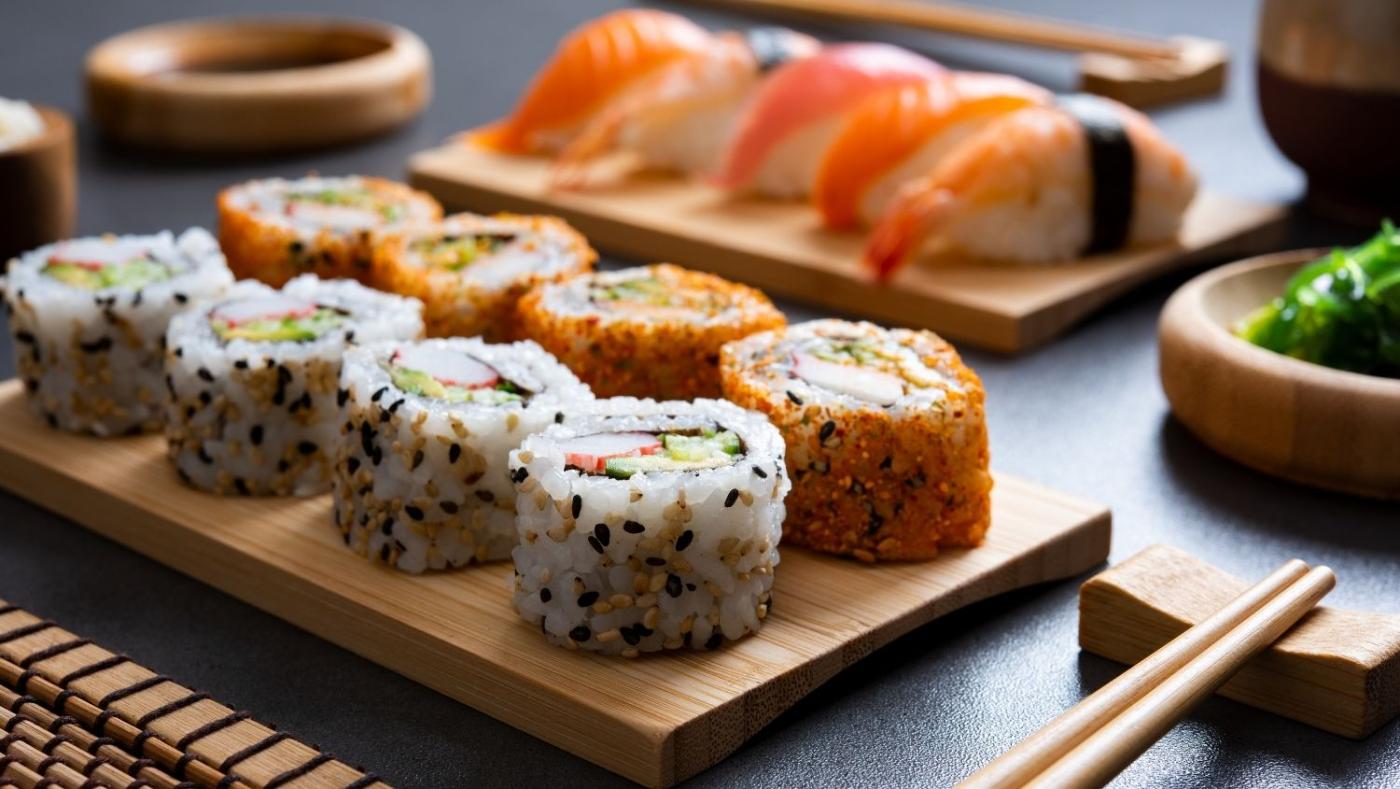 Mesa con piezas de sushi y niguiris. 