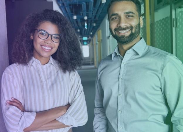 Imagen de una mujer y un hombre en el ámbito laboral.