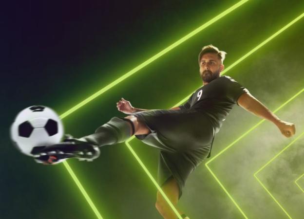Futbolista dándole patada a una pelota de fútbol