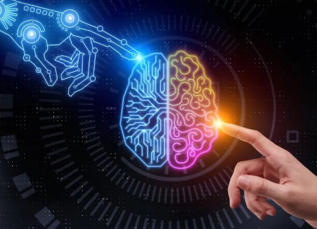 Una mano robótica y una humana, representando la interacción entre humanos y la inteligencia artificial.
