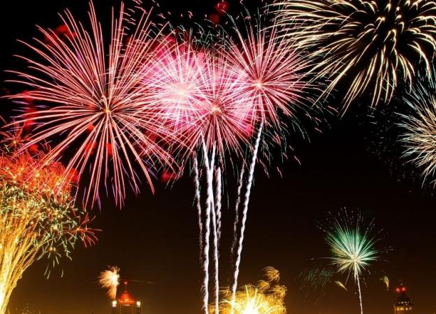Céu iluminado por fogos de artifício
