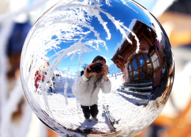Mirror-like reflection in an ornament