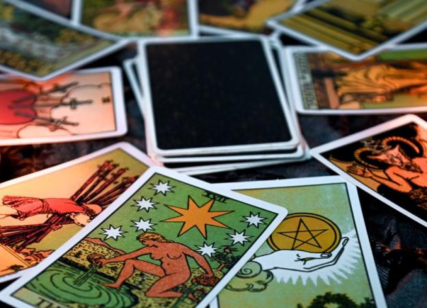 Imagen de cartas de un mazo de tarot sobre una mesa