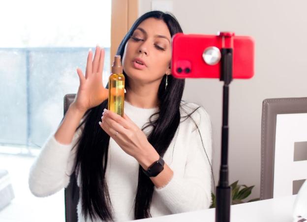 Influencer de moda y belleza recomendando productos.