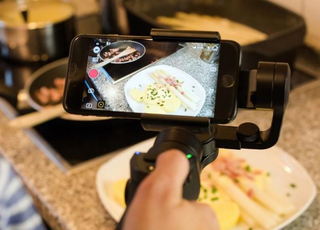 Influencer de cocina preparando una receta