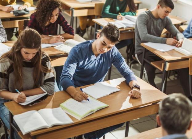 Jóvenes en un salón de clases