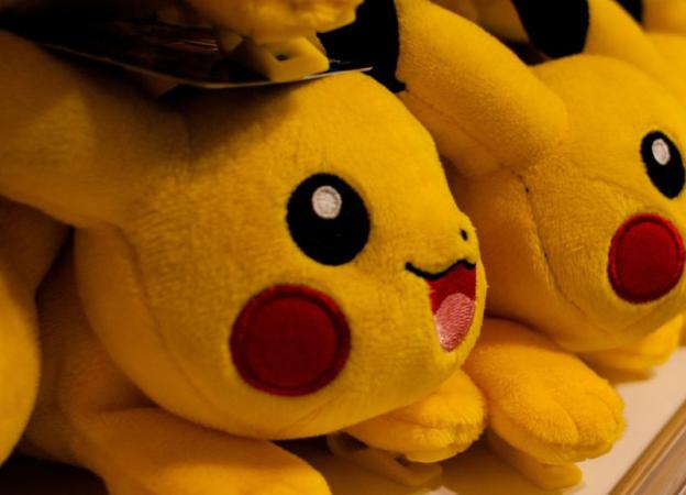 Peluches de Pikachu de la franquicia Pokémon en la estantería de una tienda. 
