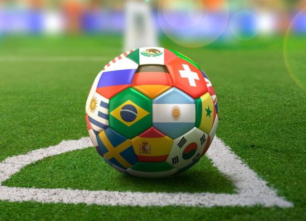 Pelota de fútbol con banderas de distintos países como Argentina, Brasil y España. representando el mundial de fútbol.