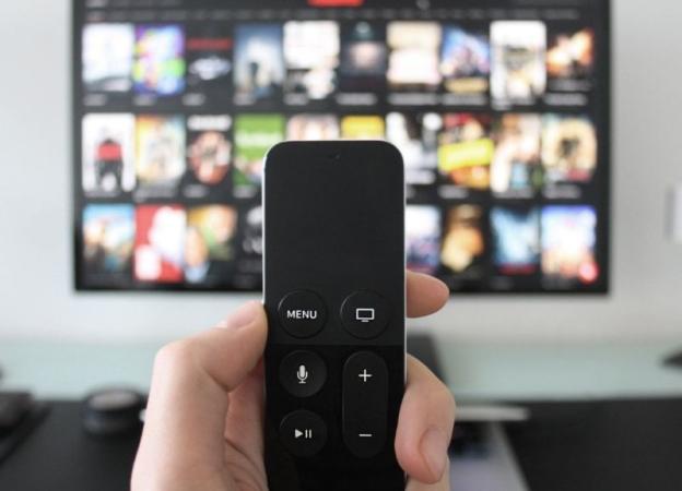 Imagen de espectadores disfrutando de servicios de streaming en América Latina.