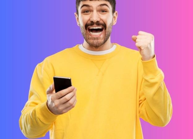 Persona actualizando su perfil en Ipsos iSay desde el celular para recibir encuestas más relevantes y ganar puntos que se pueden canjear por premios instantáneos.