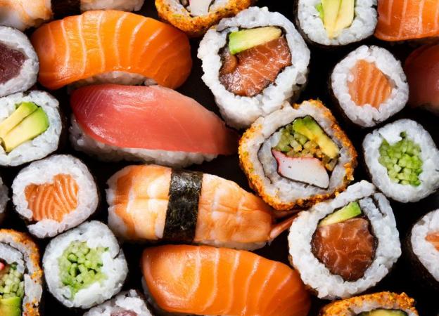 Mesa con piezas de sushi y niguiris. 